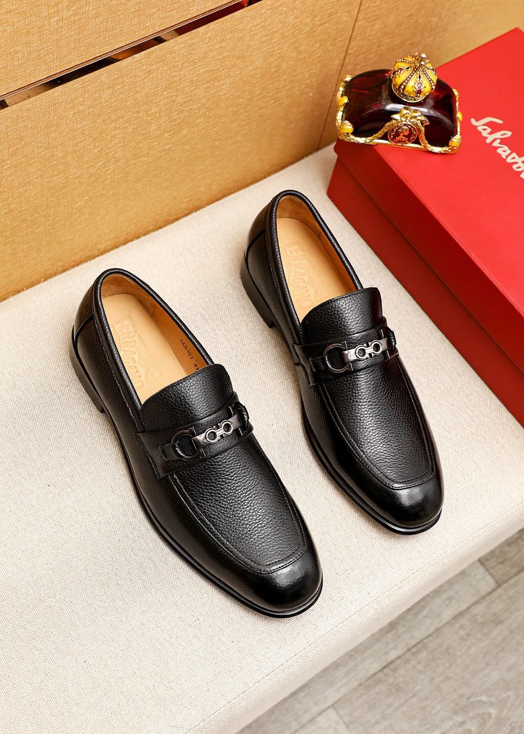 Men's shoes 💰462 💐 Product trademark: Ferragamo "Ferragamo" casual leather shoes Regular size: 38-44 (45.46.47🉑️Customized) Product materials: Selected imported pebbled cowhide upper + classic hardware buckle, imported water-dyed cow leather lining. Strong three-dimensional visual effect, original outsole color: 2 colors available